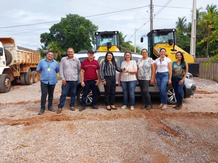 PRESIDENTE DO CIDESA VALE DO GUAPORÉ, MARIA LUCIA DE OLIVEIRA PORTO (PREFEITA DE CONQUISTA D OESTE) FAZ ENTREGA DE VEÍCULO SPIN ACTIV, 7 LUGARES