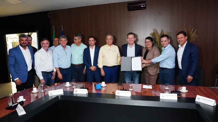 Neste dia 26 de abril, a Presidente Maria Lucia de Oliveira Porto (Prefeita de Conquista), Irineu Marcos Parmeggiani (Prefeito de Campos de Julio)